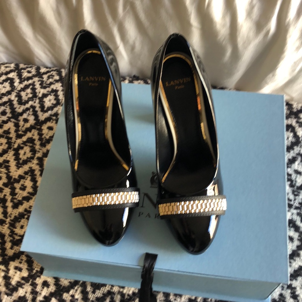 Lanvin never worn pump with chain